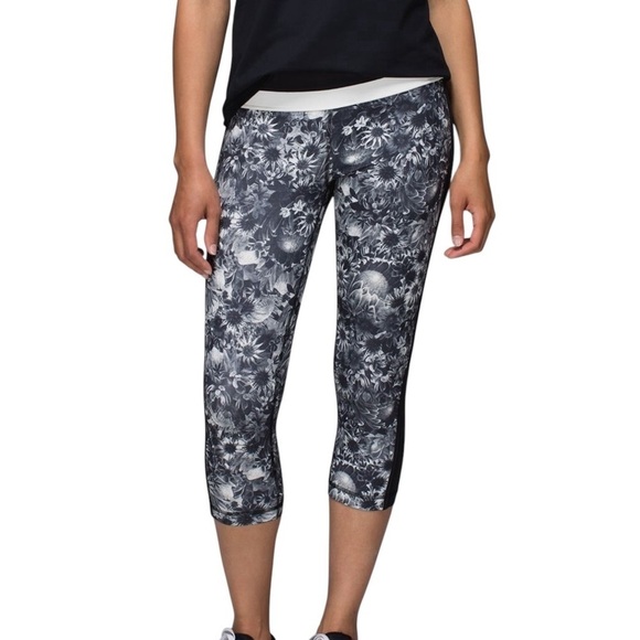 Lululemon Up The Pace Running Leggings Floral Black White Size 8 - Picture 4 of 10
